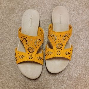 Croft & Barrow yellow/gold sandals, Size 7M